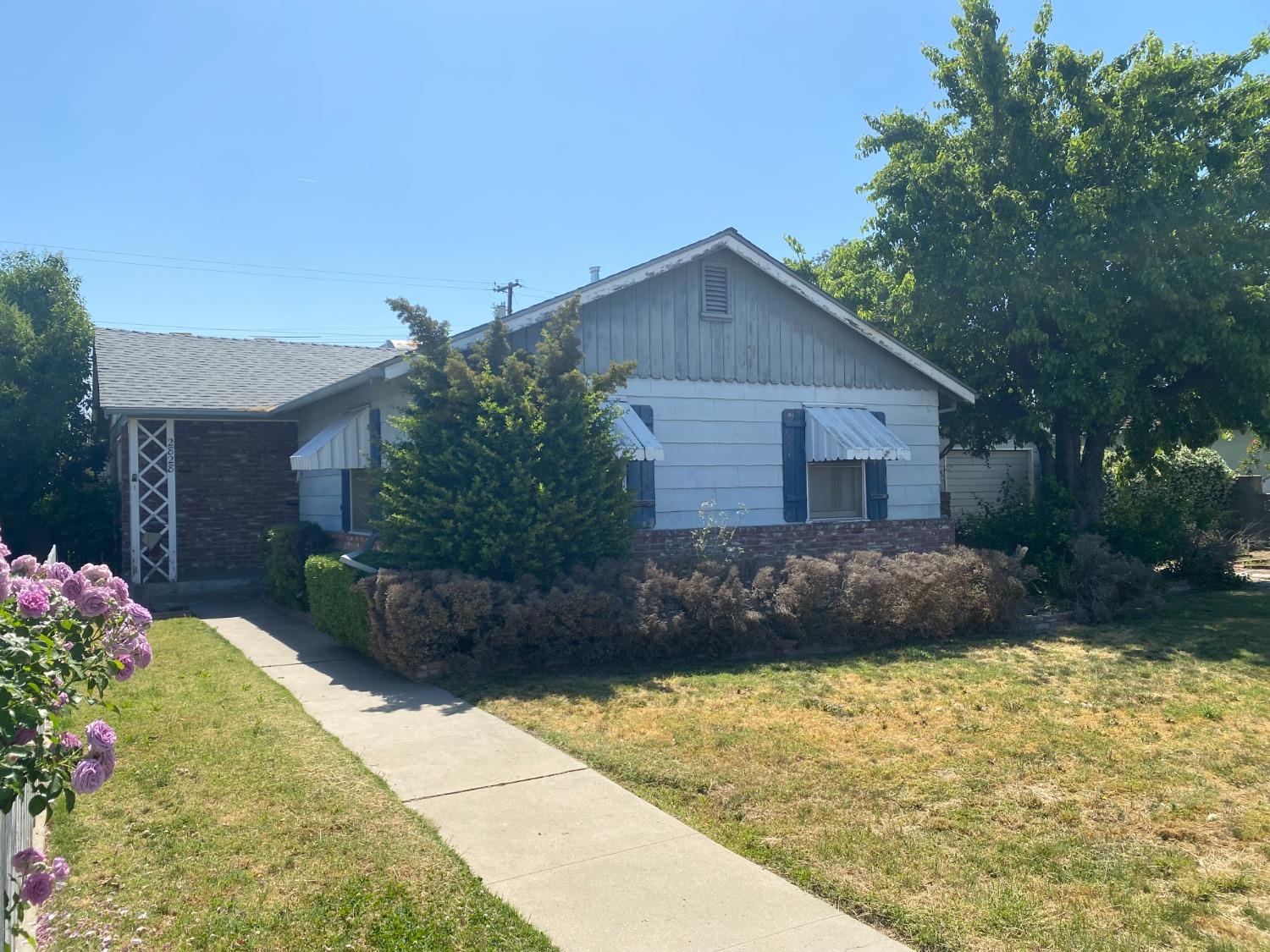 2828 E Street Selma, CA 93662 - Photo 3 of 17 a view of a house with a yard