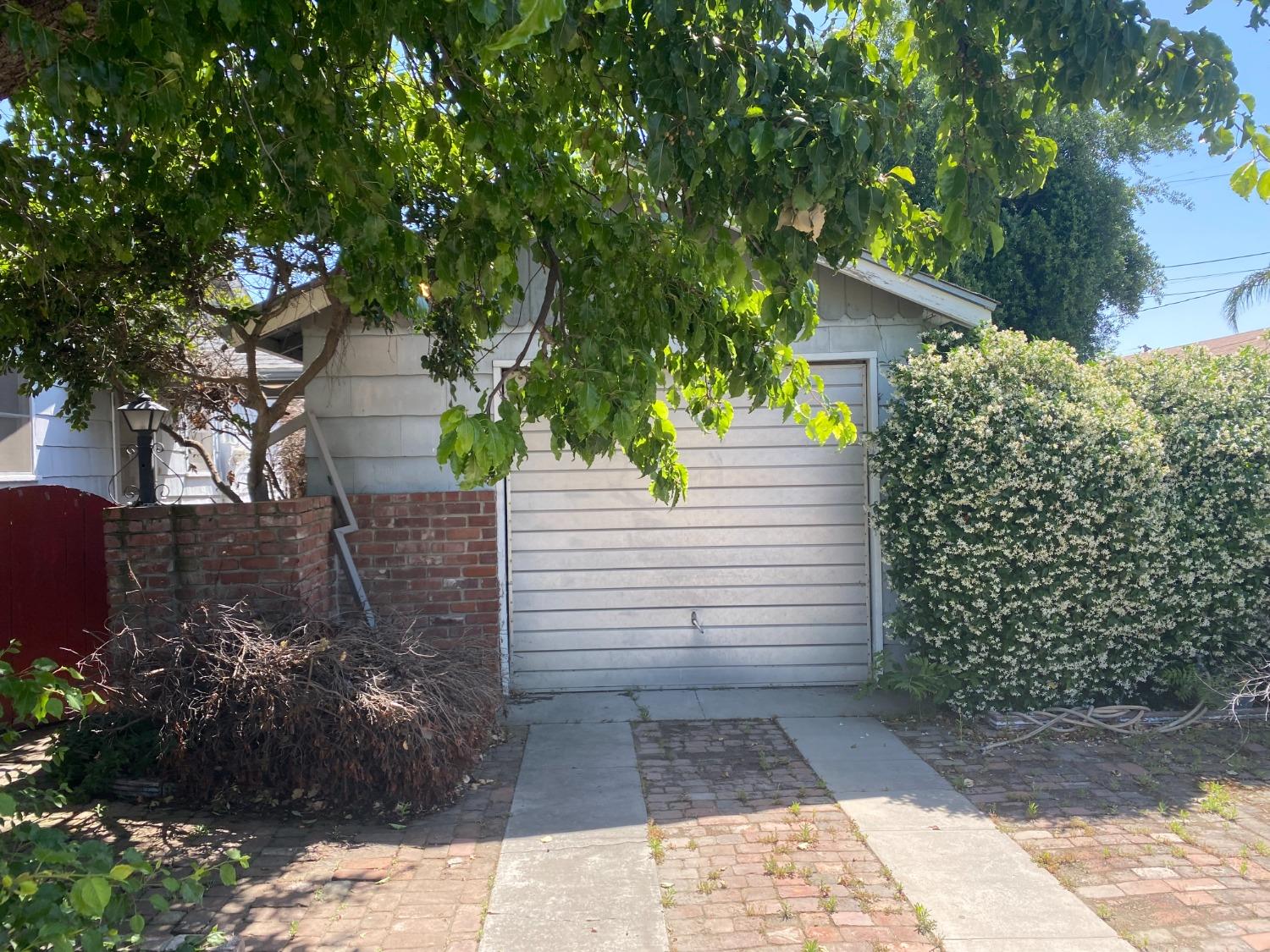 2828 E Street Selma, CA 93662 - Photo 4 of 17 a view of a pathway of the house