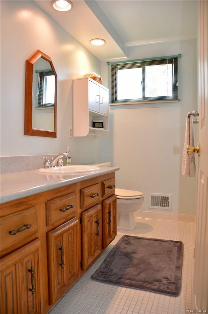 618 Baker Street Rochester, MI 48307 - Photo 19 of 25 Updated Hall Bathwith tub
