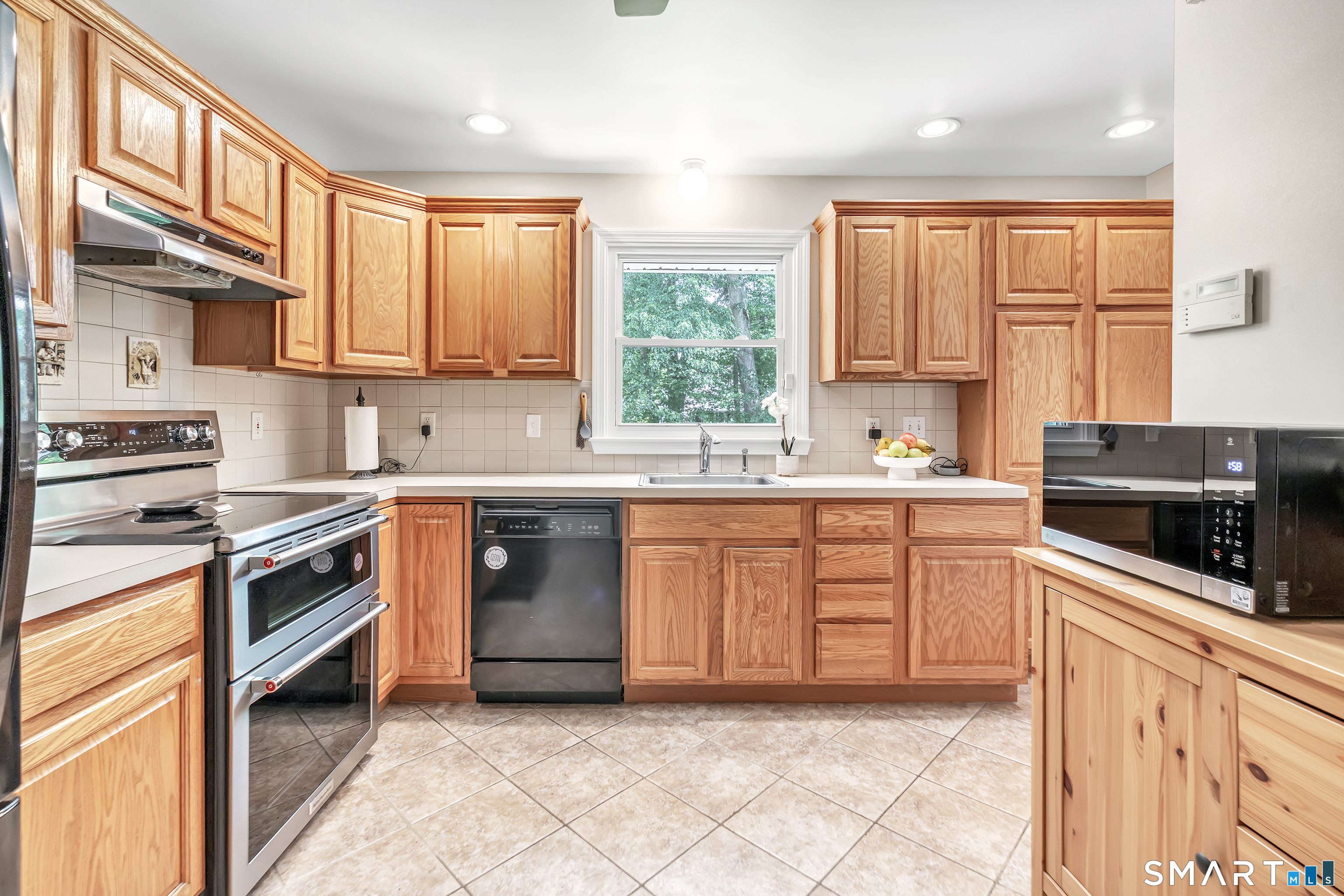 64 Tait Road Trumbull, CT 06611 - Photo 9 of 33