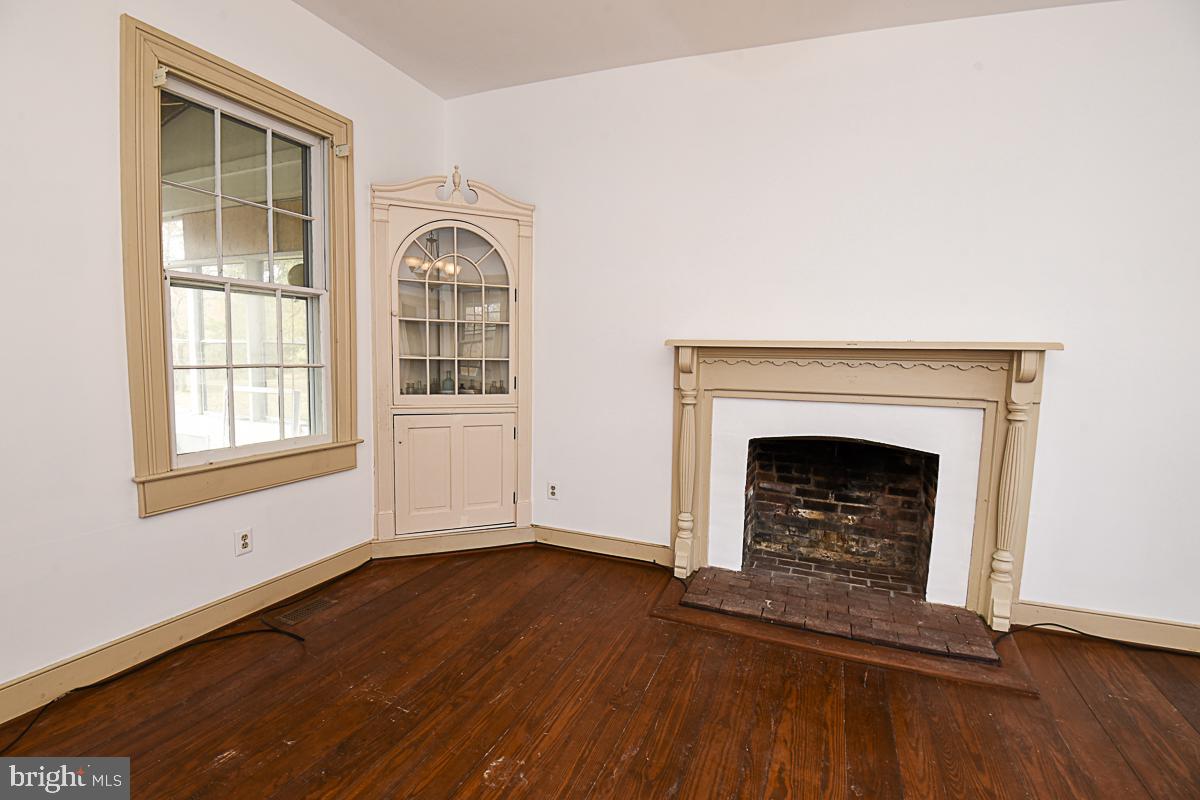11889 Mill Run Road Newburg, MD 20664 - Photo 19 of 46 Built-in corner cabinet.