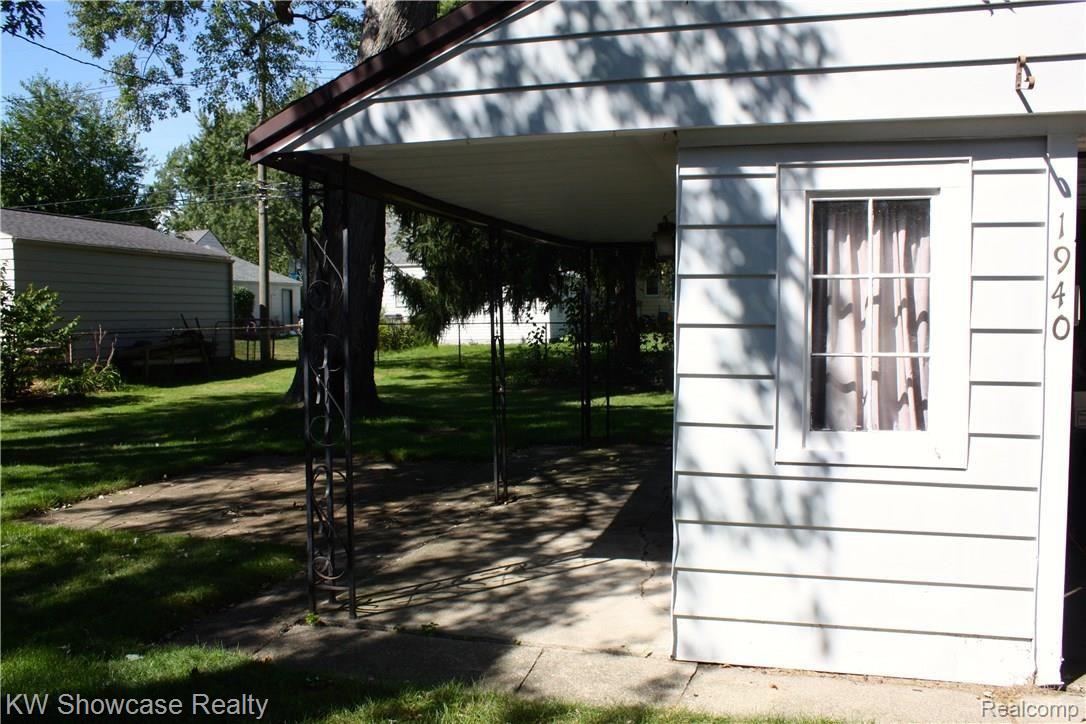 1940 Cambridge Road Berkley, MI 48072 - Photo 23 of 24 IMG_1229.jpg