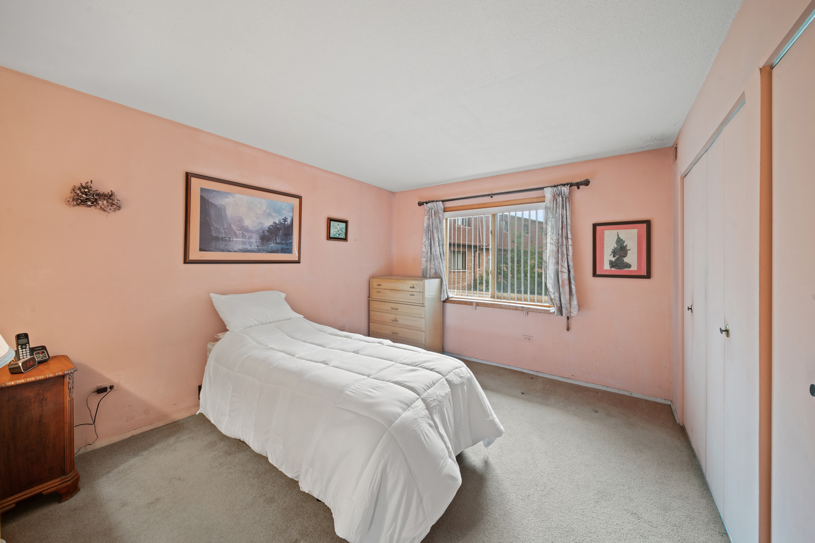 622 Cobblestone Circle, Unit C Glenview, IL 60025 - Photo 12 of 20 a bedroom with a bed and a window