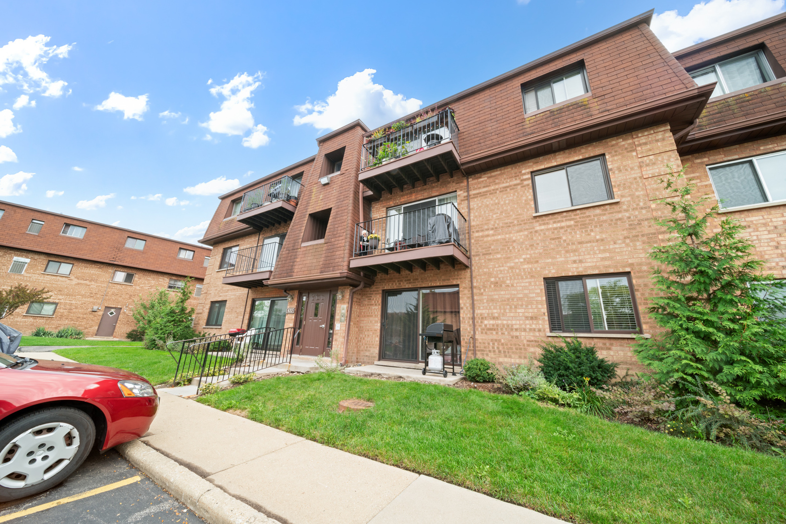 622 Cobblestone Circle, Unit C Glenview, IL 60025 - Photo 3 of 20 a front view of a house with a garden and parking