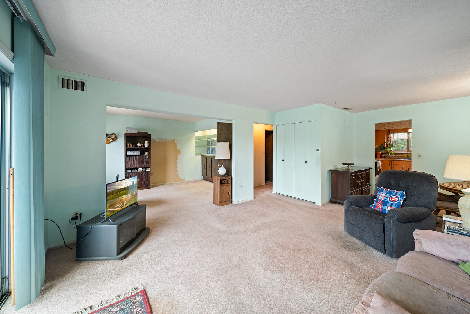 622 Cobblestone Circle, Unit C Glenview, IL 60025 - Photo 6 of 20 a living room with furniture and a flat screen tv