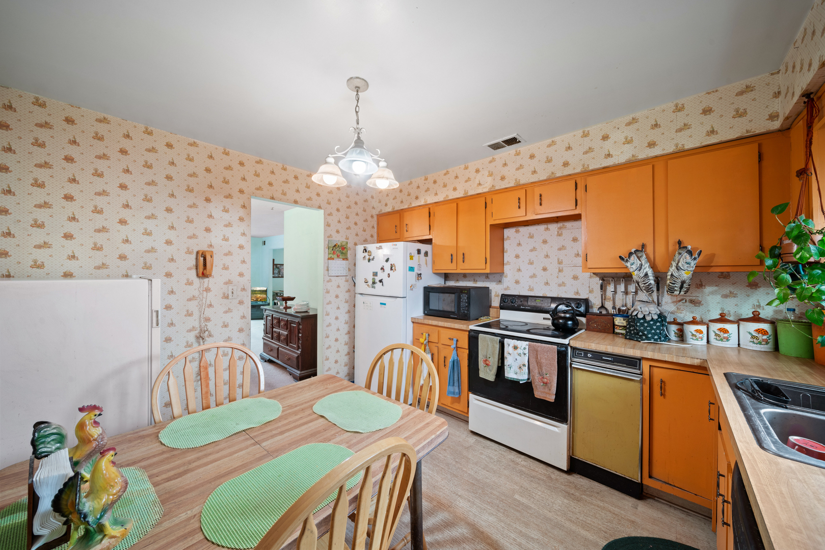 622 Cobblestone Circle, Unit C Glenview, IL 60025 - Photo 9 of 20 a kitchen with stainless steel appliances granite countertop a sink stove and refrigerator