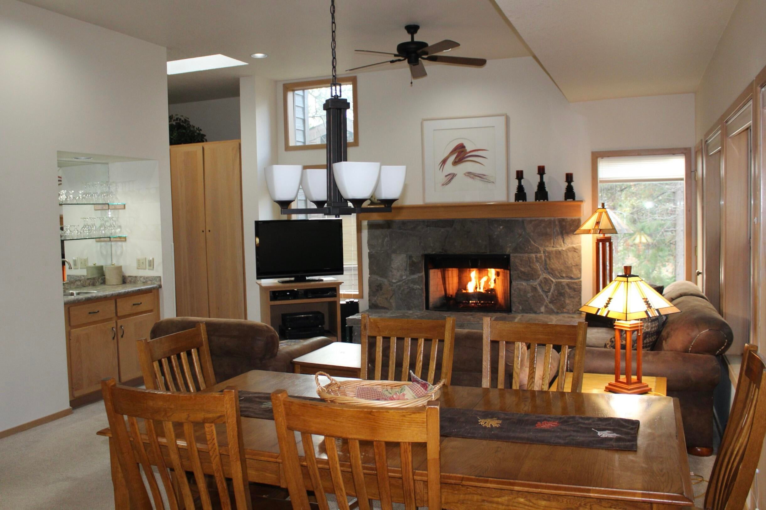 57385 Beaver Ridge Loop, Unit 36C2 Sunriver, OR 97707 - Photo 5 of 21 6-Livngroom-fireplace