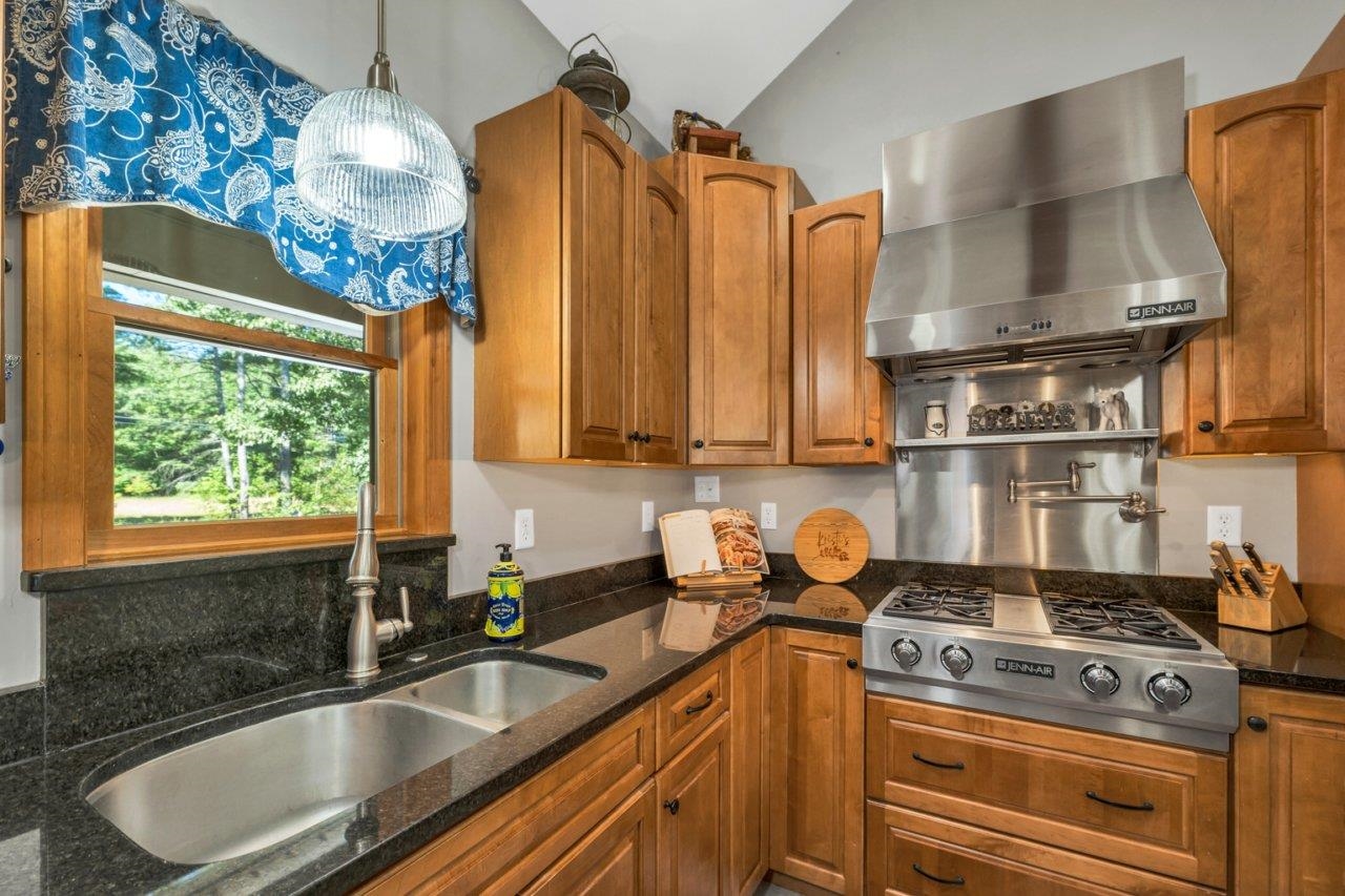 212 Wentworth Road Brookfield, NH 03872 - Photo 5 of 41