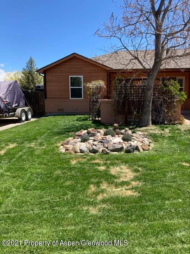 1394 Firethorn Drive Rifle, CO 81650 - Photo 8 of 43 a backyard of a house with lots of green space