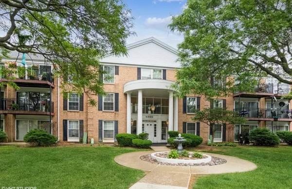 $159,900 | 5300 Carriageway Drive, Unit 203, Rolling Meadows, IL 60008