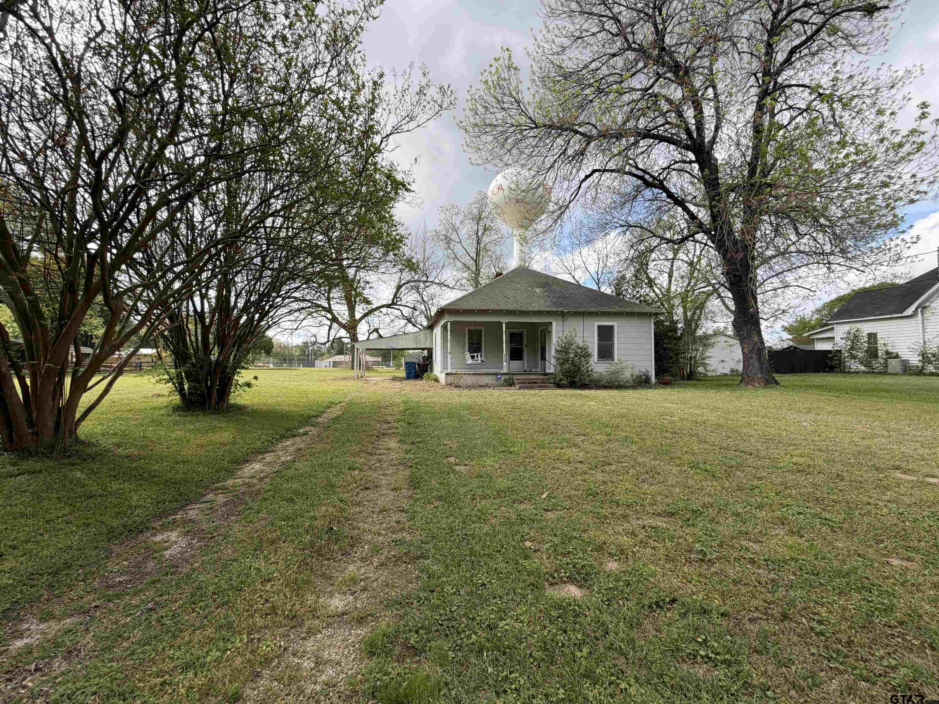 609 Walnut Mineola, TX 75773 - Photo 1 of 23 a front view of house with yard and green space
