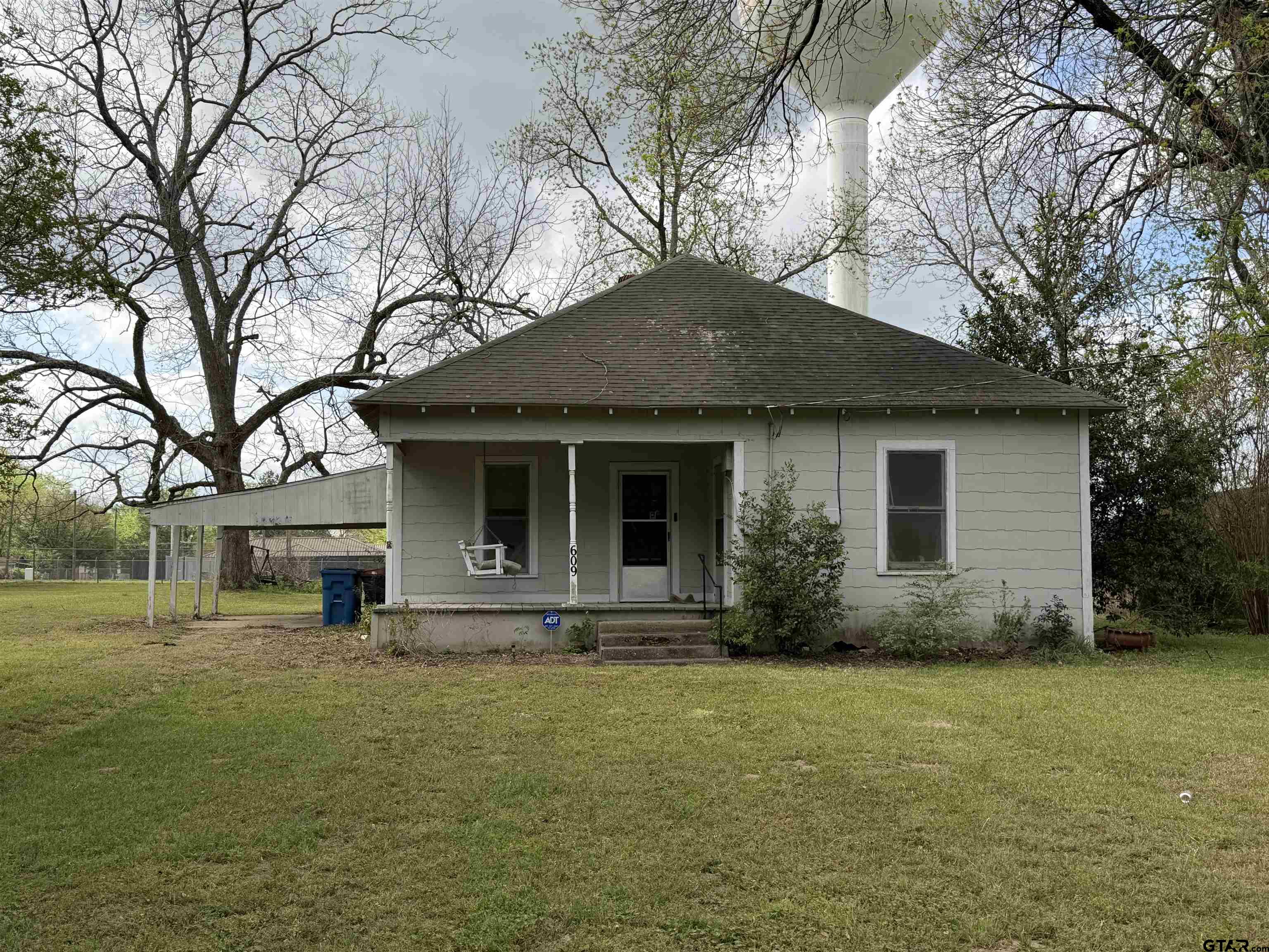 609 Walnut Mineola, TX 75773 - Photo 2 of 23 a front view of a house with garden