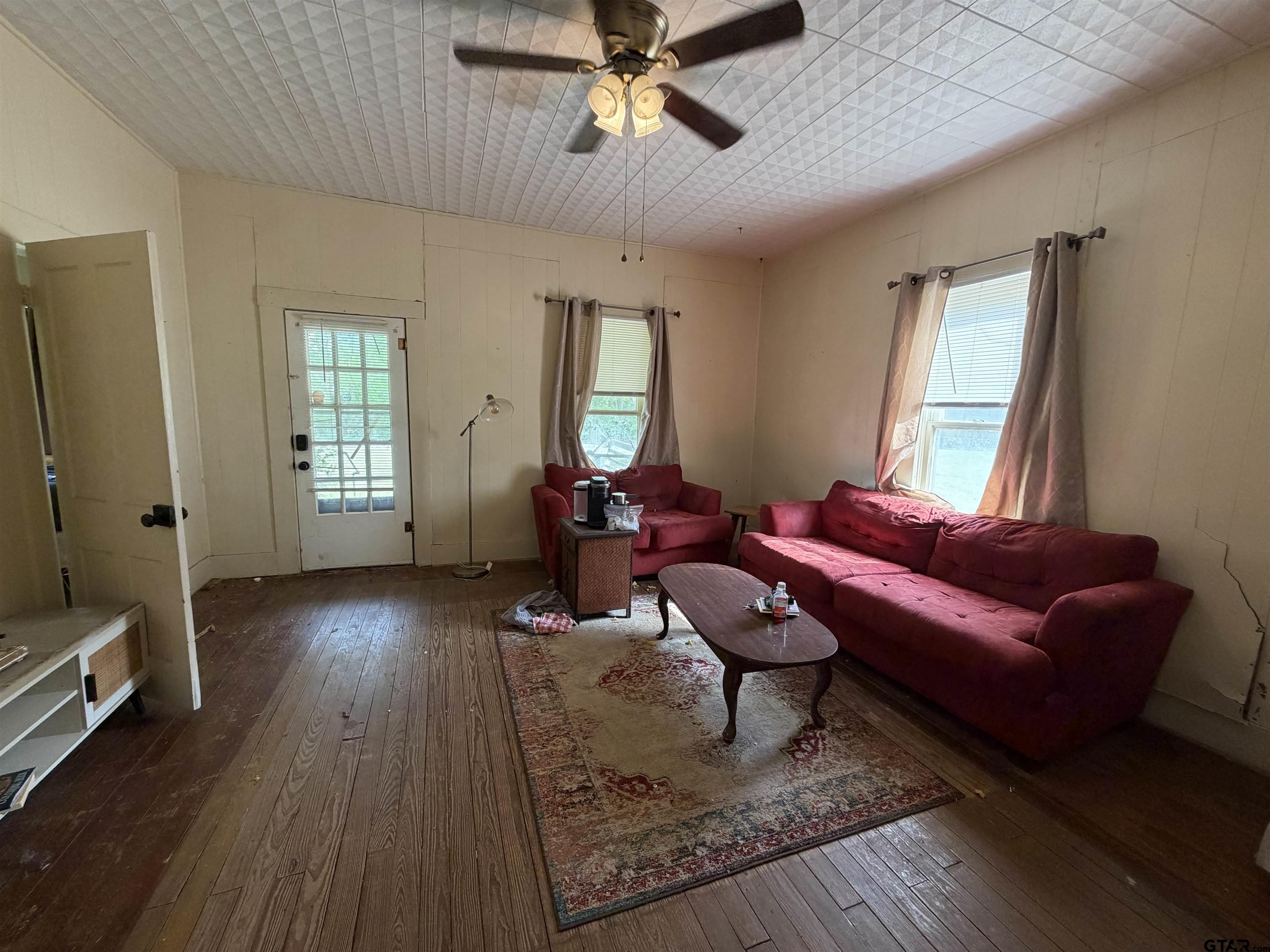 609 Walnut Mineola, TX 75773 - Photo 4 of 23 a living room with furniture and wooden floor