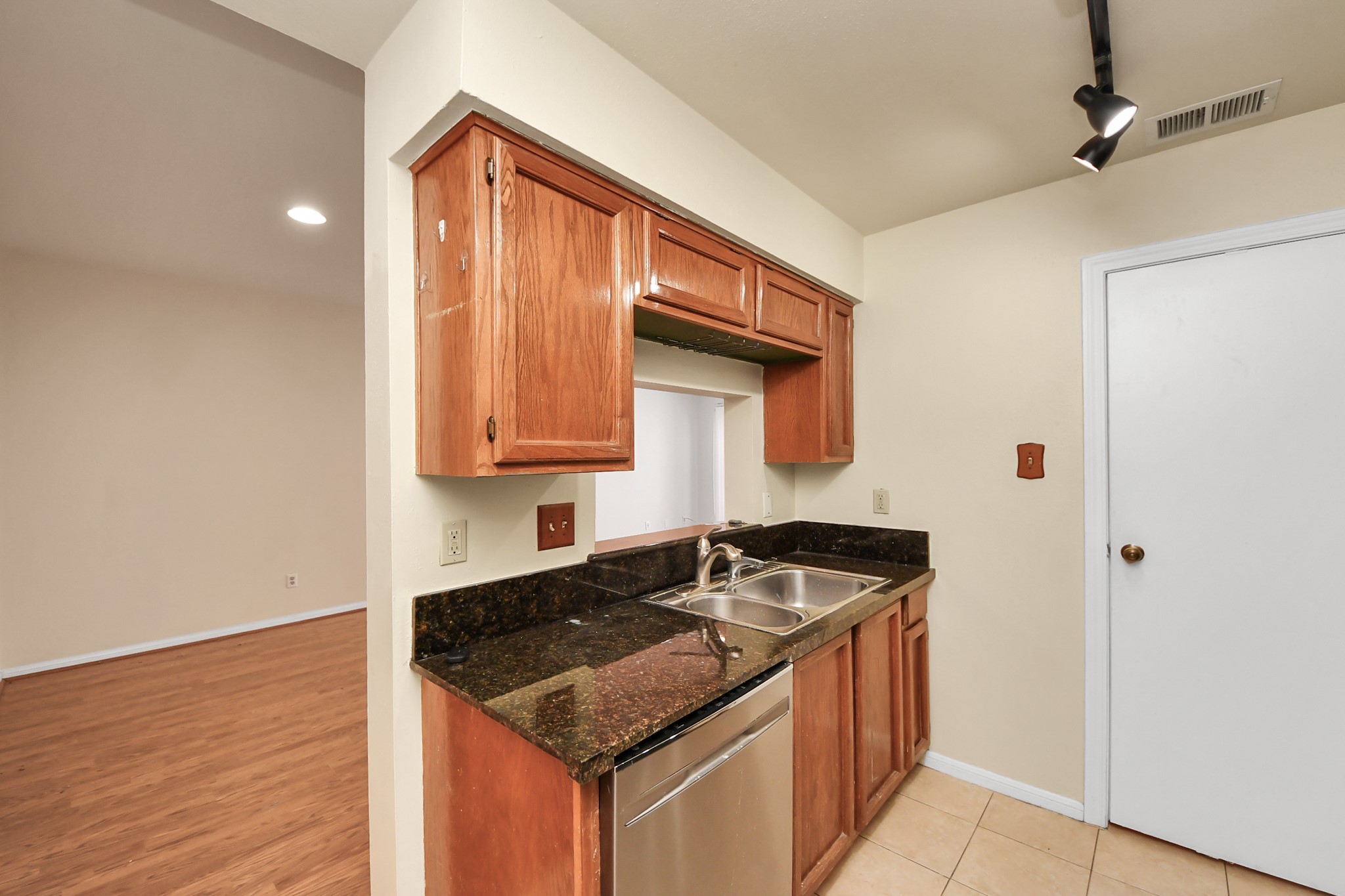 7447 Cambridge Street, Unit 106 Houston, TX 77054 - Photo 13 of 40 a kitchen that has a sink and a stove in it