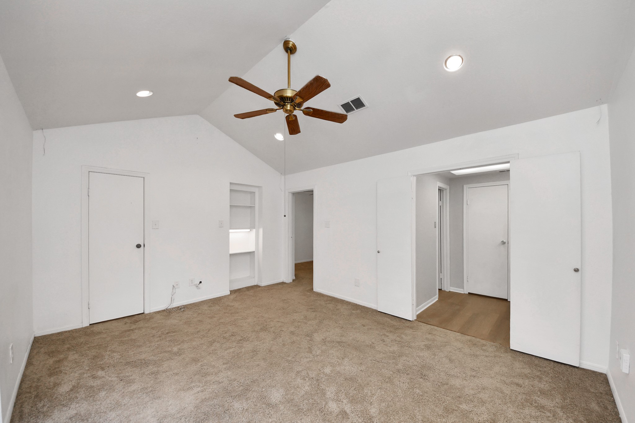 7447 Cambridge Street, Unit 106 Houston, TX 77054 - Photo 27 of 40 a view of a big room with closet and ceiling fan