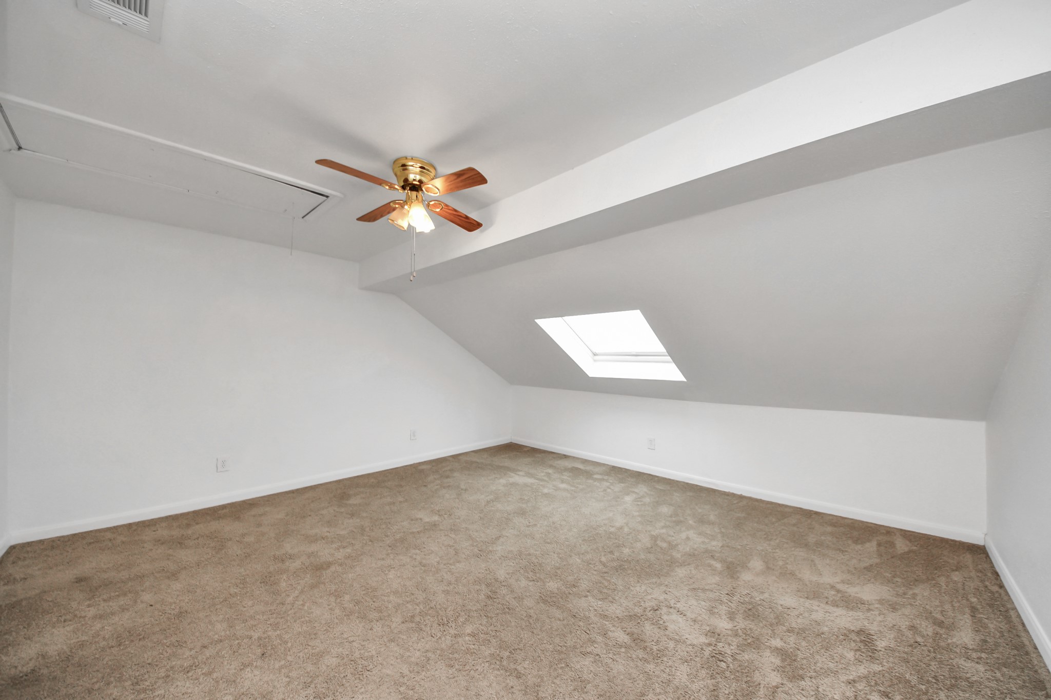 7447 Cambridge Street, Unit 106 Houston, TX 77054 - Photo 35 of 40 an empty room with windows and fan