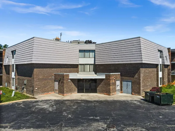 $200,000 | 924 South Lake Court, Unit 105, Westmont, IL 60559