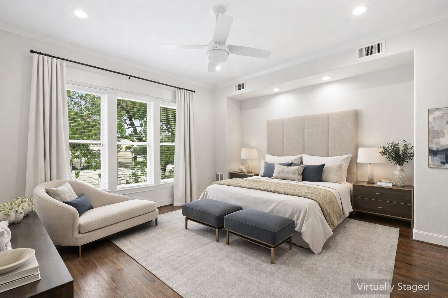5621 Cohn Meadow Lane Houston, TX 77007 - Photo 11 of 35 Spacious primary bedroom with abundant light