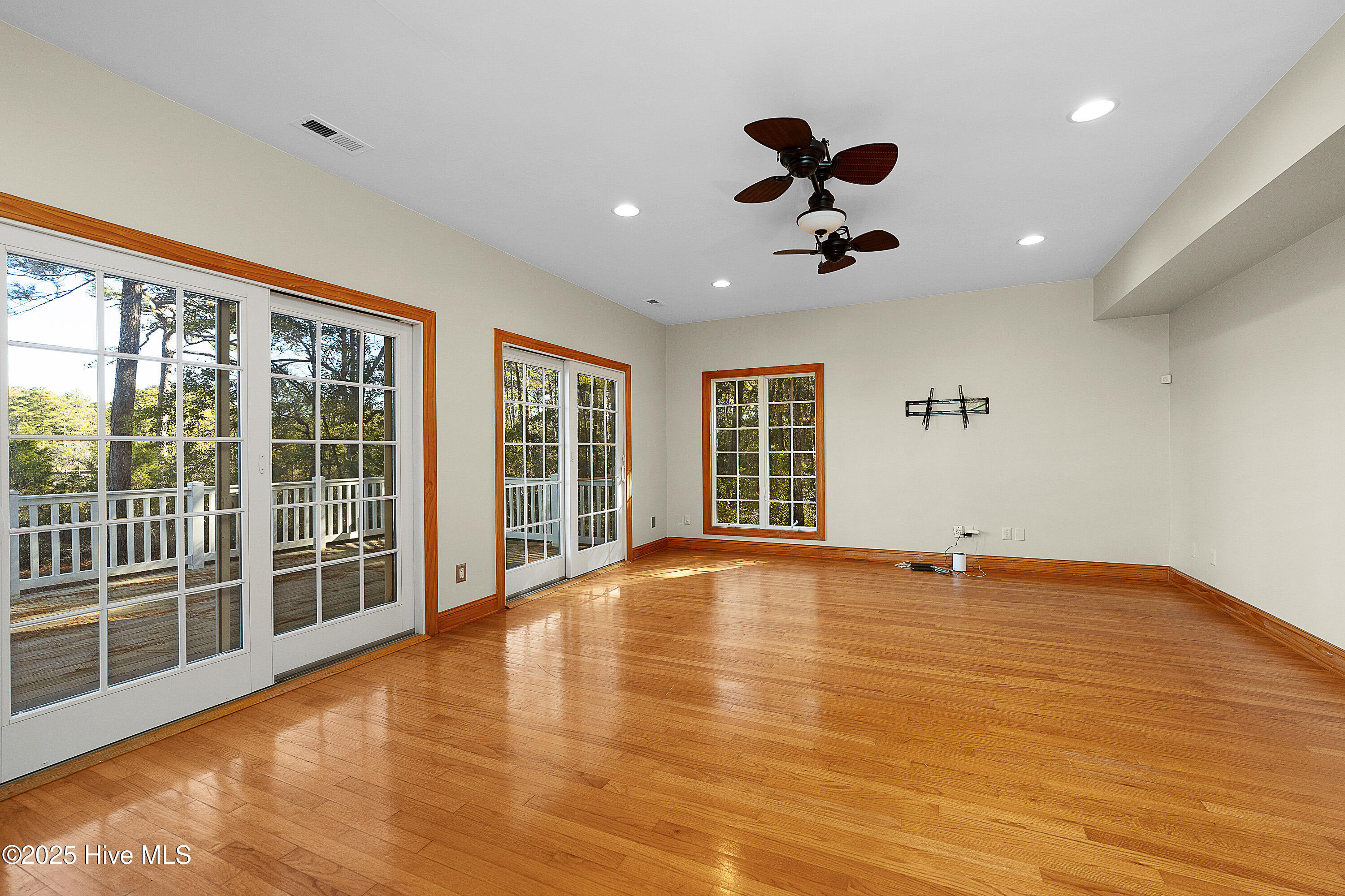 466 Bay Shores Road Merritt, NC 28556 - Photo 11 of 44 Living Room