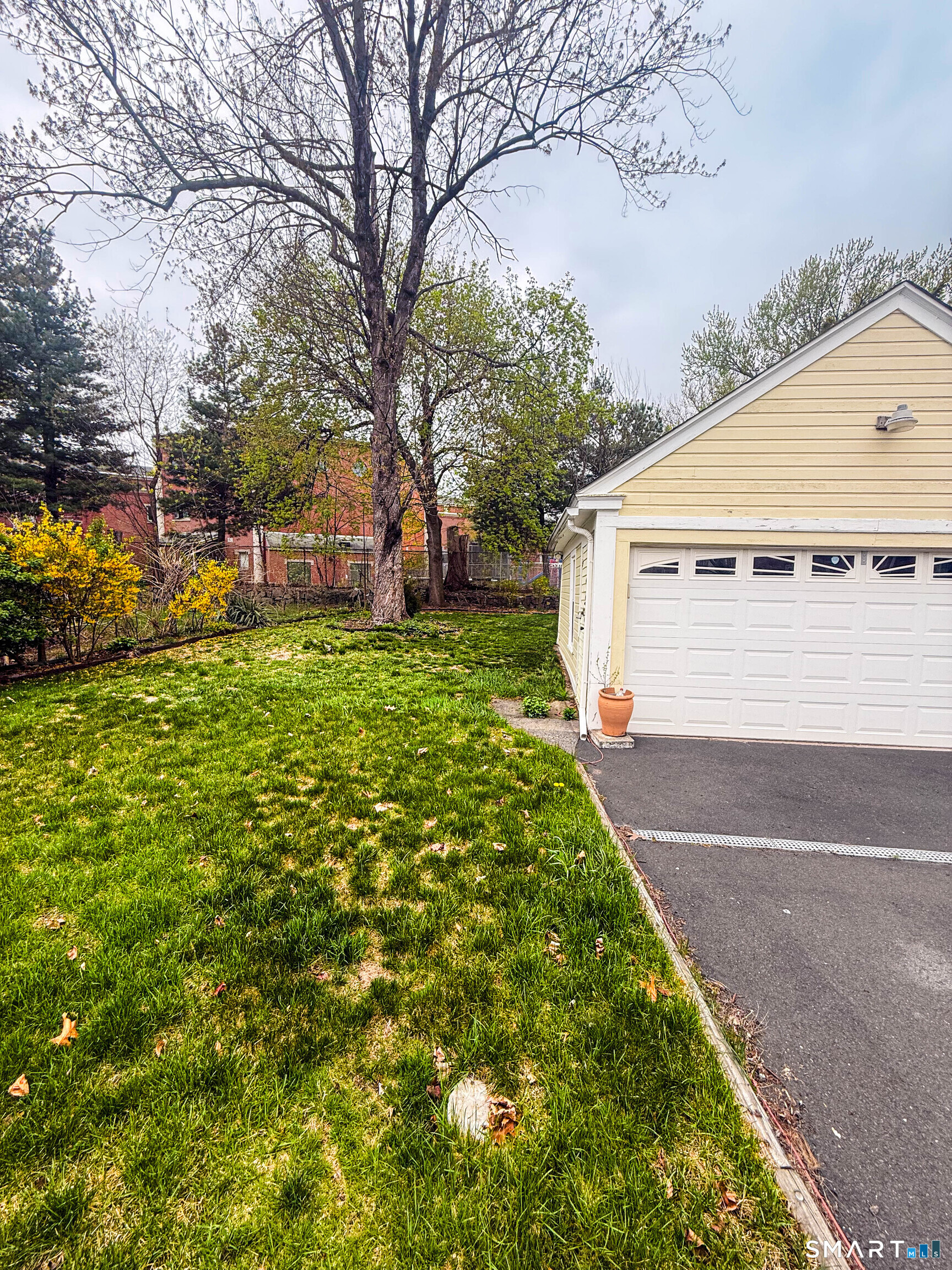 38 Grandview Avenue Hamden, CT 06514 - Photo 4 of 40