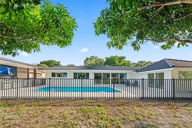 a view of a house with backyard