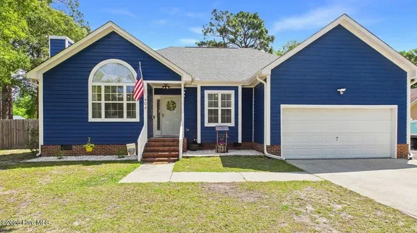 $359,900 | 404 Kingsworth Lane Southeast, Belville, NC 28451