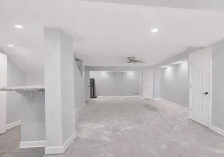 a view of a big room with closet and windows