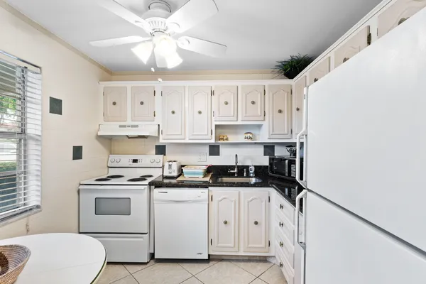$2,500 | 3 Abbey Lane, Unit 102, Delray Beach, FL 33446