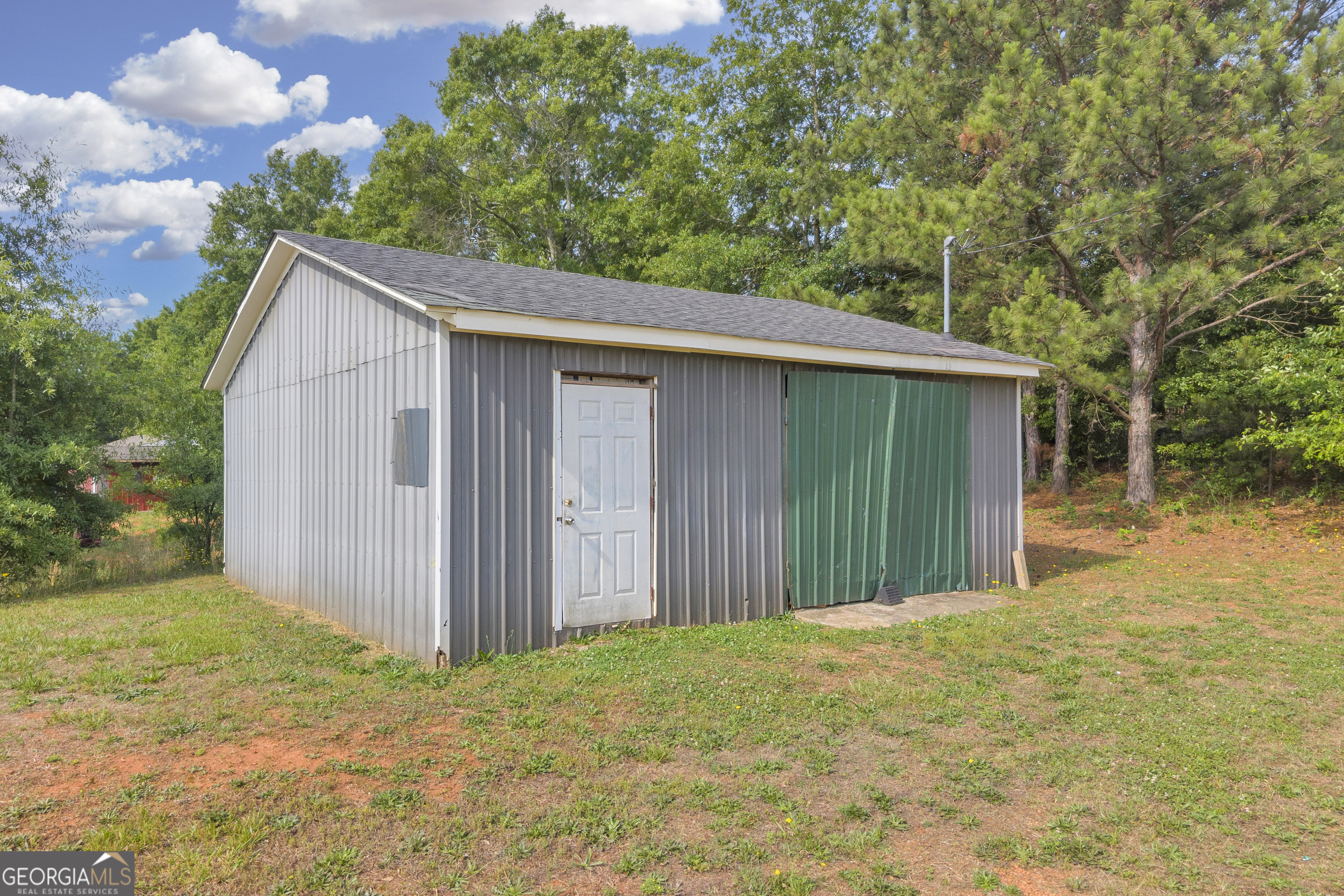 156 Shirley Road Royston, GA 30662 - Photo 3 of 29 a backyard of a house