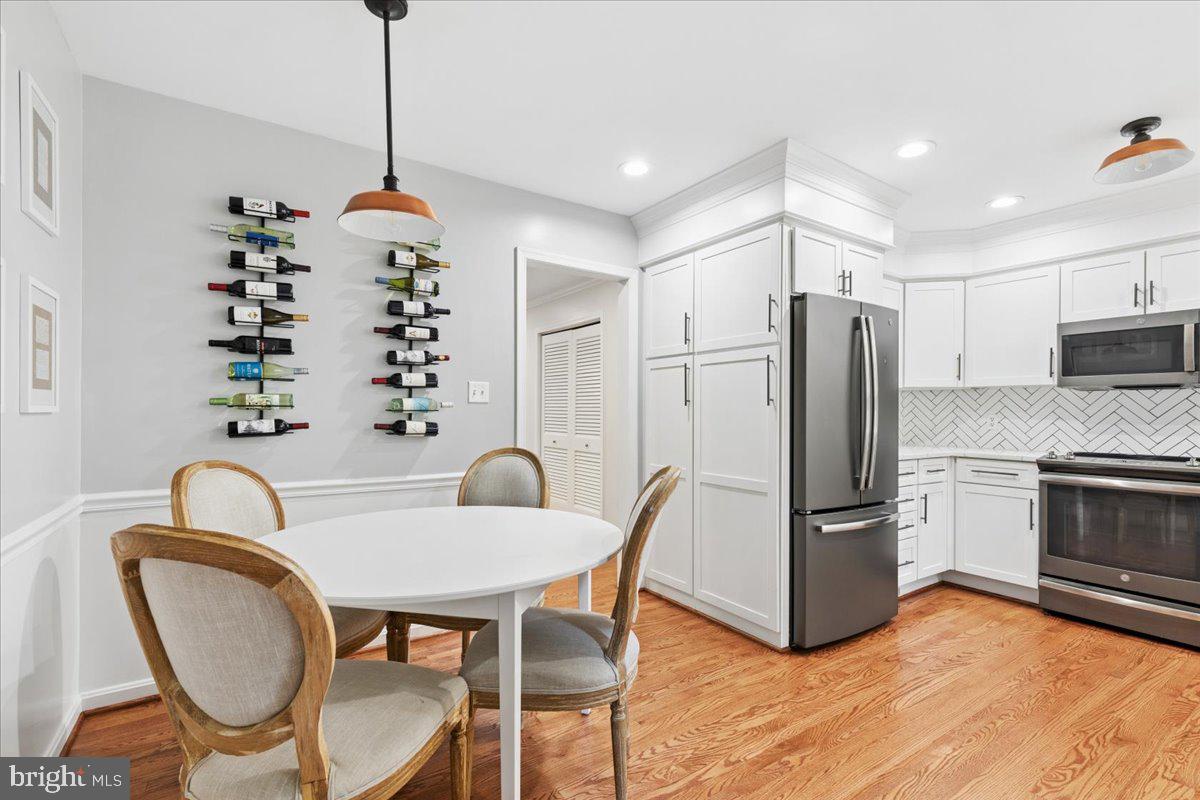2648 Ogleton Road Annapolis, MD 21403 - Photo 11 of 48 Breakfast nook in kitchen