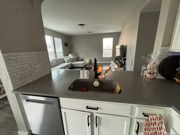 $1,900 | 108 Gatewood Cliff, Cibolo, TX 78108
