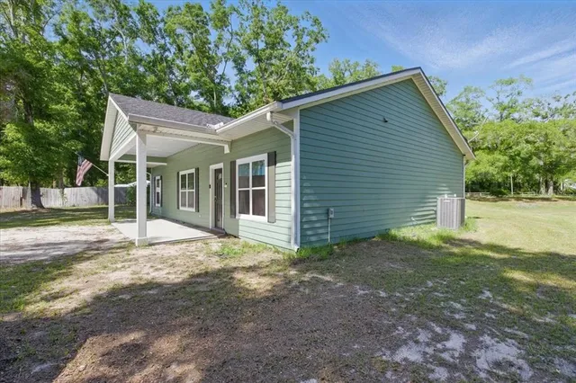 a view of a house with a yard