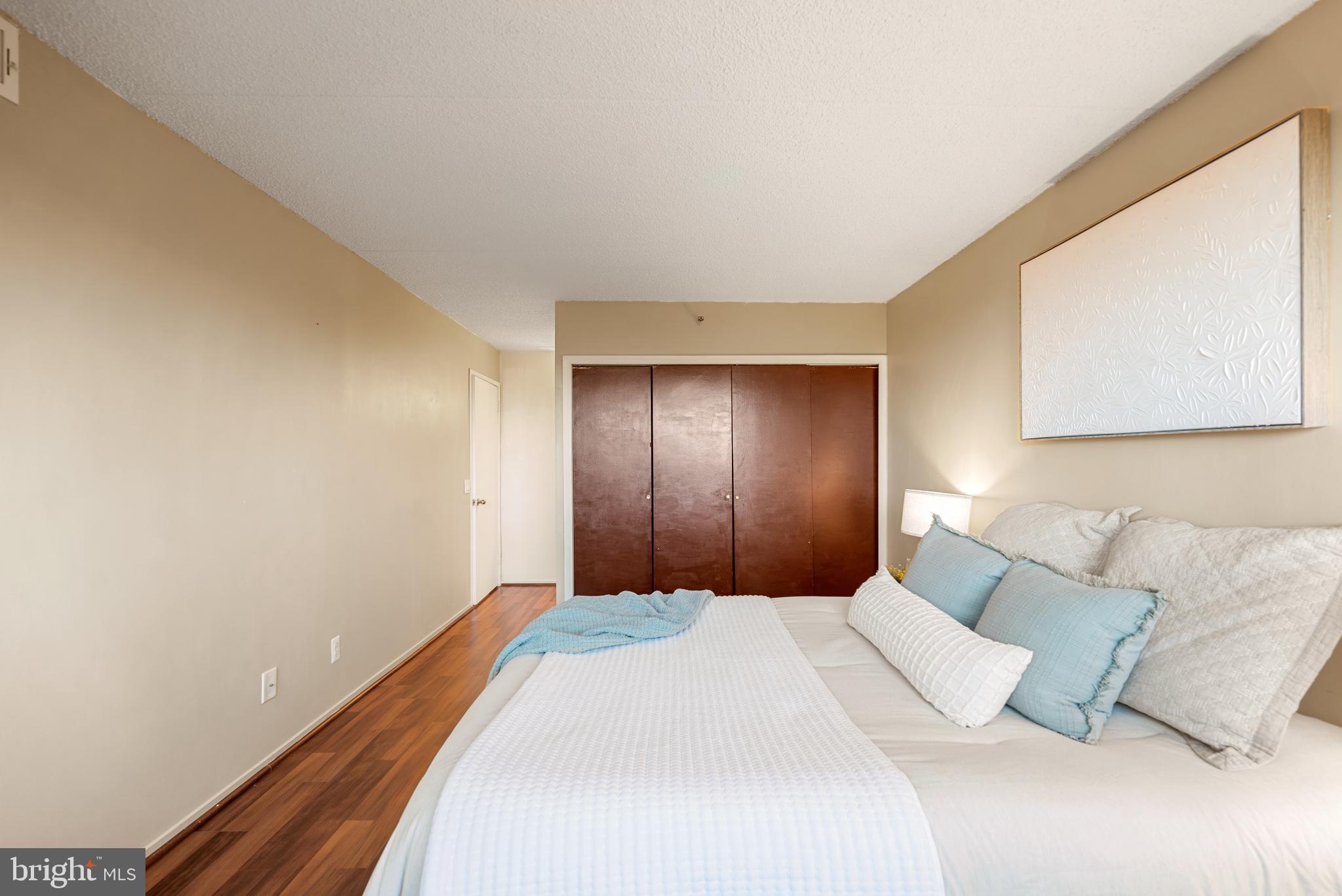 5911 Edsall Road, Unit 805 Alexandria, VA 22304 - Photo 21 of 37 a bedroom with a large bed and mirror