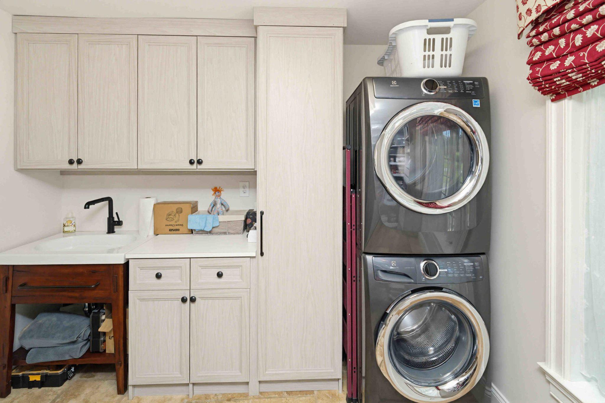 2244 Deer Path Road Huntingdon Valley, PA 19006 - Photo 38 of 95 Modern washer and dyer