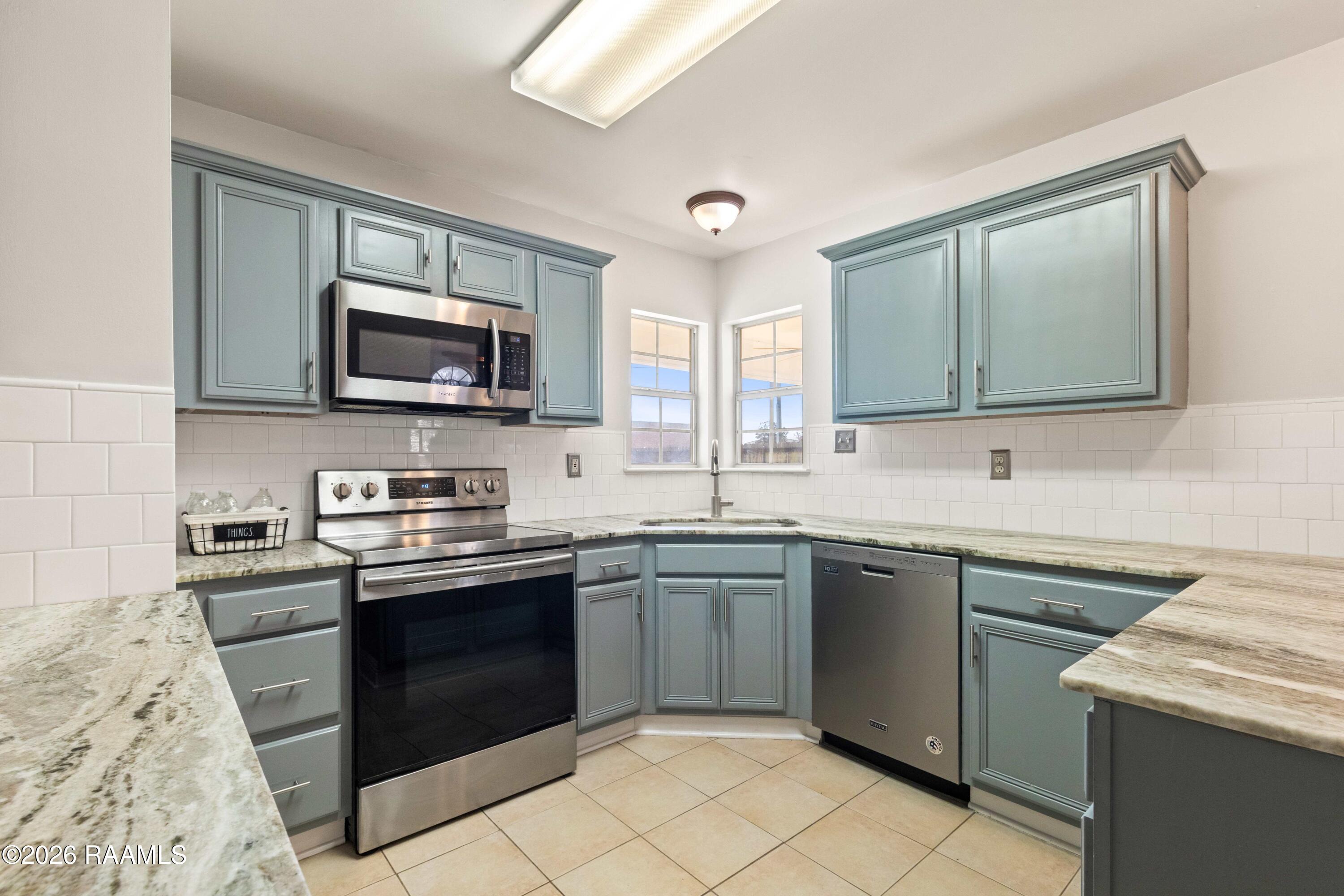 102 Pear Tree Circle Broussard, LA 70518 - Photo 11 of 28 Kitchen (2)