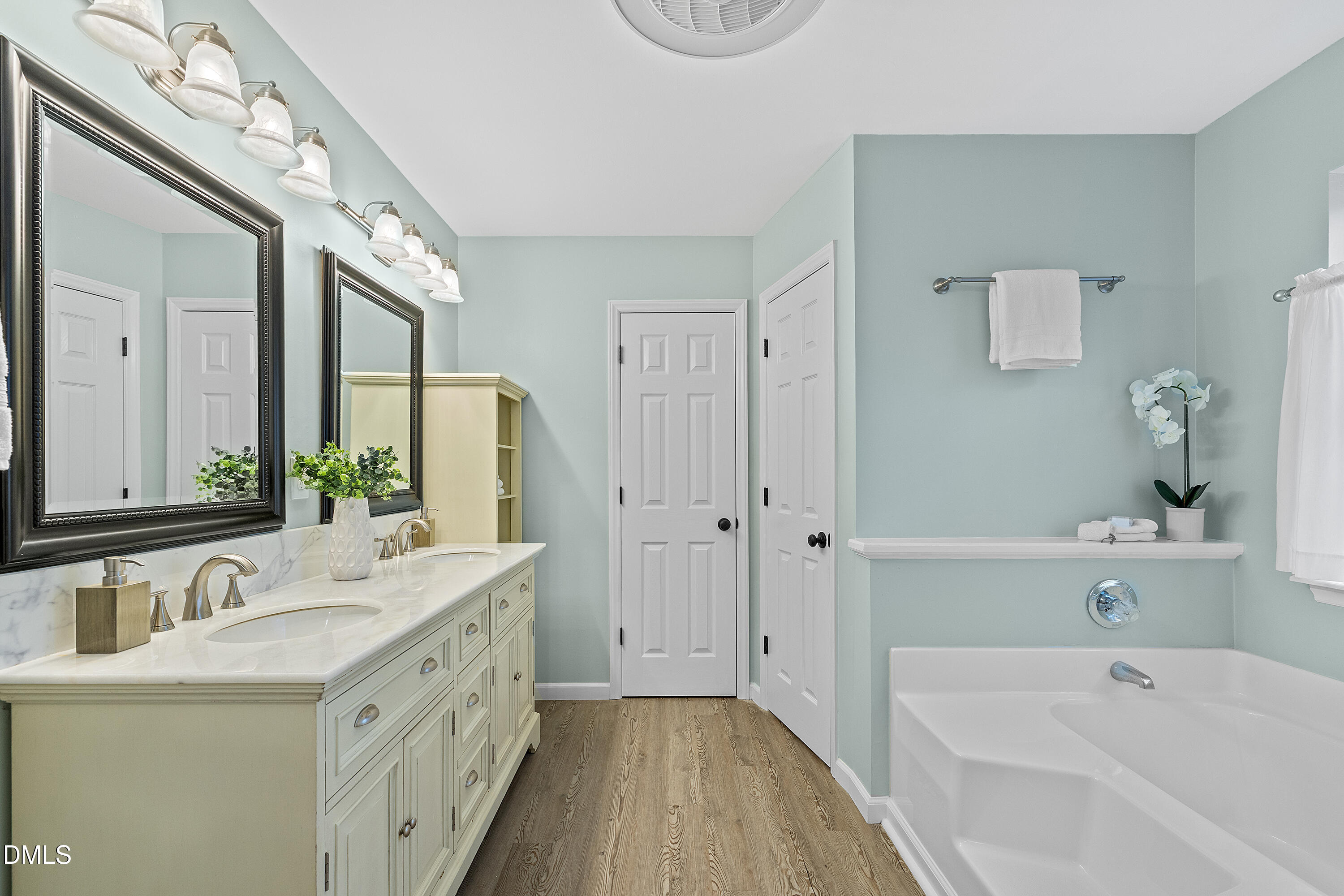 7119 Wexford Woods Trail Raleigh, NC 27613 - Photo 34 of 41 a bathroom with a tub a sink and mirror