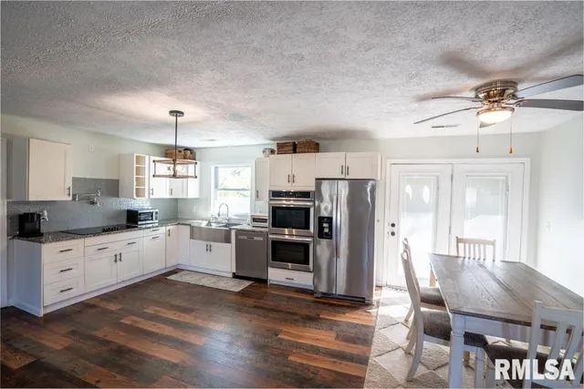 $199,999 | 910 Fairlane Drive, Marion, IL 62959