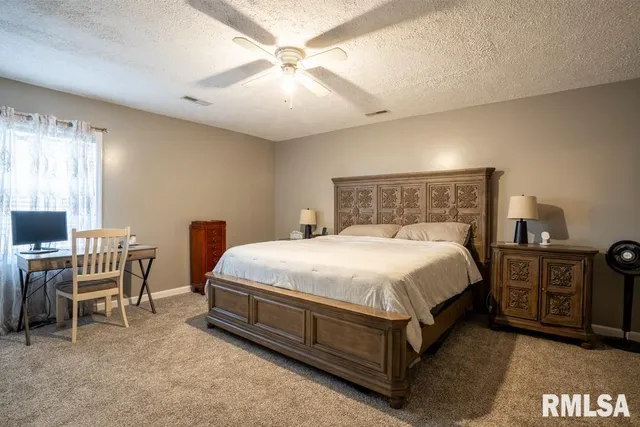 $199,999 | 910 Fairlane Drive, Marion, IL 62959