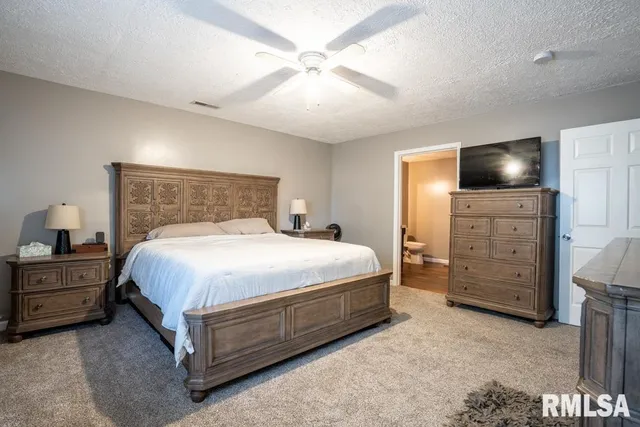 $199,999 | 910 Fairlane Drive, Marion, IL 62959