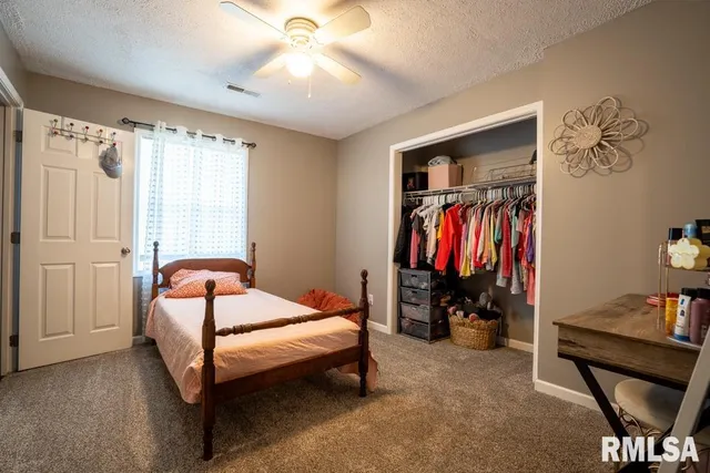 $199,999 | 910 Fairlane Drive, Marion, IL 62959