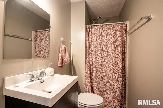 $199,999 | 910 Fairlane Drive, Marion, IL 62959