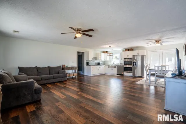 $199,999 | 910 Fairlane Drive, Marion, IL 62959