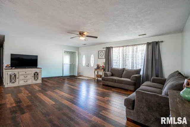 $199,999 | 910 Fairlane Drive, Marion, IL 62959