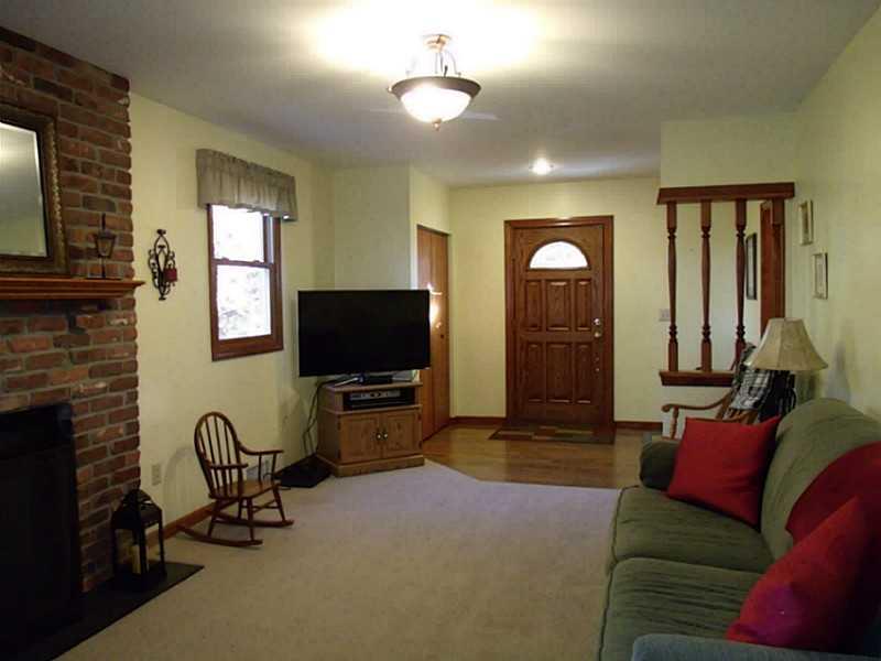 350 Sunset Road Pittsburgh, PA 15237 - Photo 11 of 25 Family Room.
