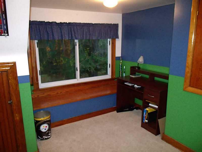 350 Sunset Road Pittsburgh, PA 15237 - Photo 17 of 25 Bedroom. BUILT IN WINDOW SEAT