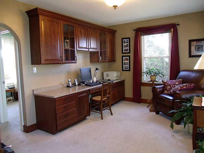 350 Sunset Road Pittsburgh, PA 15237 - Photo 5 of 25 Living Room. GREAT BUILT IN WORK SPACE