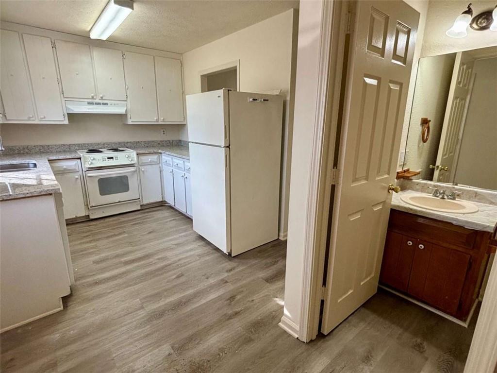 5296 Weyden Trail, Unit B Norcross, GA 30071 - Photo 10 of 25 a kitchen with a refrigerator stove and sink