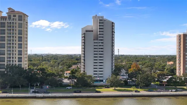 a view of a multi story building