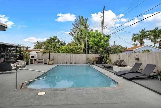 a view of a backyard