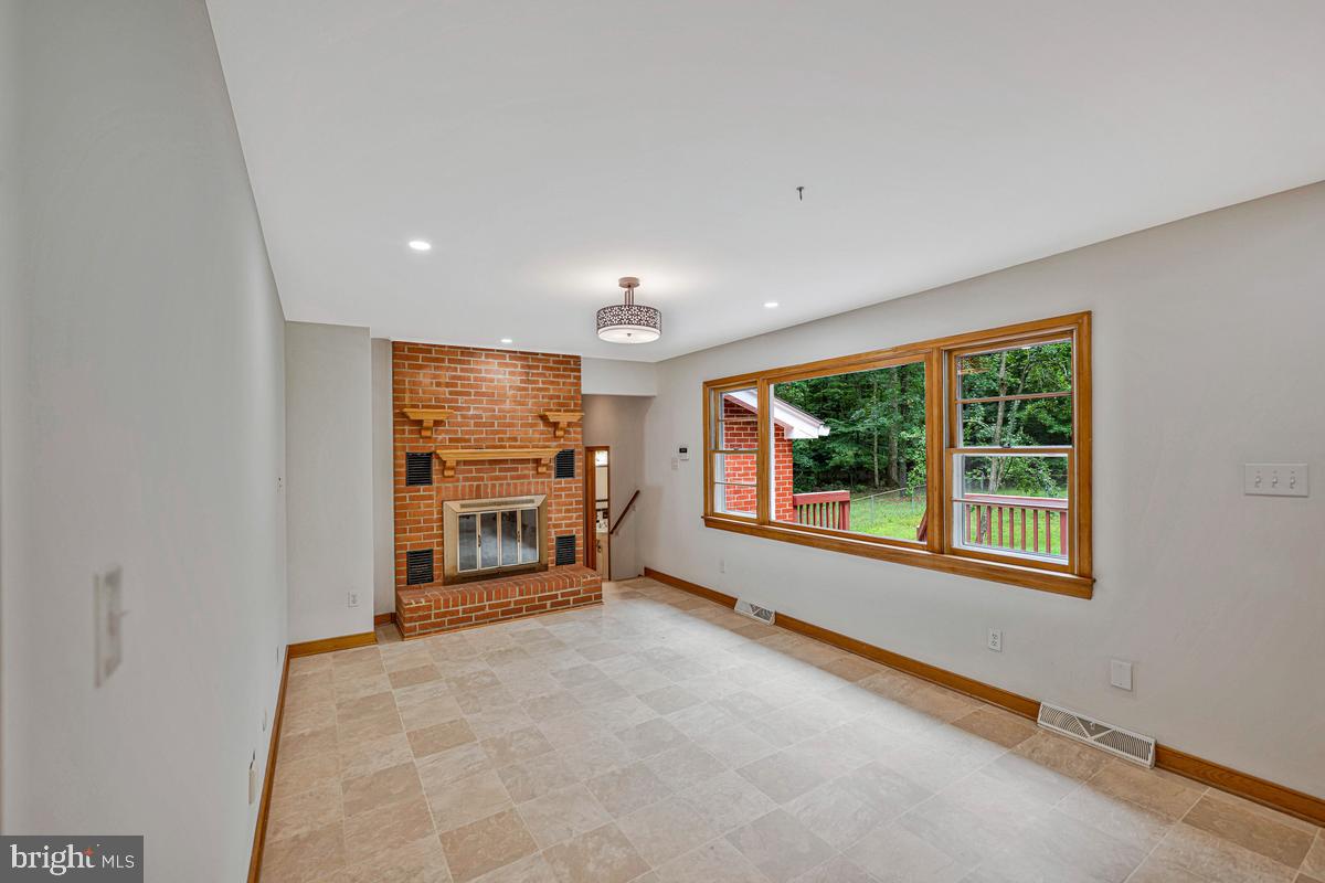 7185 Hawthorne Road La Plata, MD 20646 - Photo 21 of 59 Cozy living space with natural light.